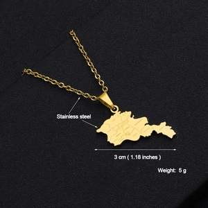Vue détaillée du pendentif carte de l'Arménie en or et acier avec dimensions et poids