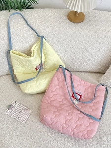 Sacs à bandoulière matelassés à motifs de cœurs en rose et jaune avec des sangles en denim