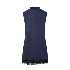 Abito smanicato in raso blu navy con orlo in pizzo floreale nero su sfondo bianco