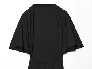 Détail d'une robe midi noire avec manches évasées et tissu en maille de qualité