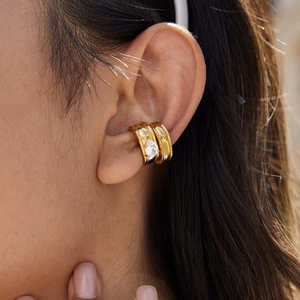 Elegante polsino per orecchio dorato con zircone a goccia e design a doppio strato