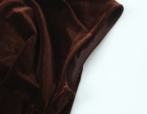Détail de la texture velours café et de la doublure de qualité sur une robe midi
