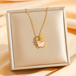 Élégant collier papillon doré avec pendentif rose iridescent dans un coffret cadeau