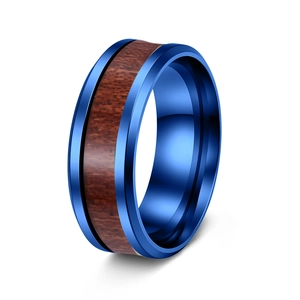 Détail d'une bague de mariage en titane avec placage bleu et incrustation de bois naturel
