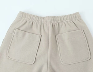 Détail du pantalon beige montrant la taille élastique et les grandes poches arrière