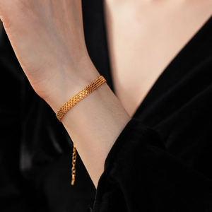 Vue détaillée d'un bracelet en maille tressée plaqué or 18 carats avec chaîne ajustable