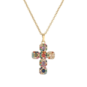 Collier avec pendentif croix, zircons colorés et pierre centrale rouge sur chaîne