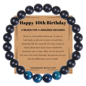 Détail du bracelet 40e anniversaire avec perles oeil de tigre sur carte cadeau kraft