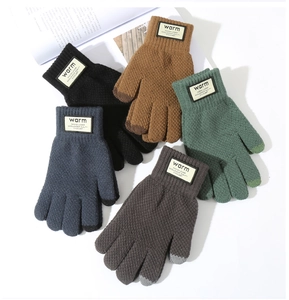 Dettaglio guanti in maglia multicolore con funzione touch e etichetta warm