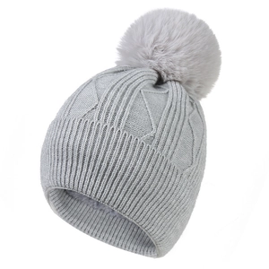 Bonnet d'hiver en maille grise avec grand pompon en fausse fourrure et doublure polaire