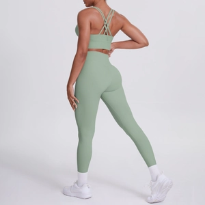 Détail du soutien-gorge de sport dos croisé et ensemble legging de yoga vert sauge