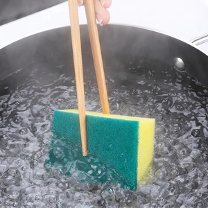 Dual-sided cleaning sponge being boiled in water to show high heat resistance