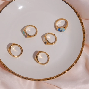 Ensemble de bagues chevalières Tai Chi Yin Yang en plaqué or 18K sur une assiette en porcelaine