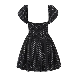 Mini robe à pois avec col carré et fermeture éclair au dos sur fond blanc immaculé