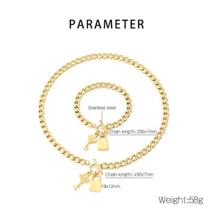 Vue détaillée de l'ensemble collier en acier inoxydable doré avec pendentifs clé et cadenas