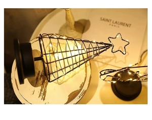 Détail d'un sapin de Noël nordique en fer avec LED chaudes et cime étoilée décorative