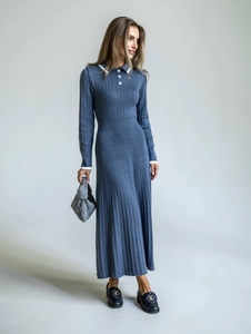 Details des blauen Strick-Polokleids mit langen Ärmeln und plissierter Textur