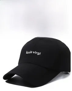 Détail d'une casquette de baseball noire à séchage rapide avec broderie 3D de lettres