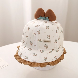 Dettaglio cappello a secchiello floreale per neonati con orecchie 3D e bordo a onde