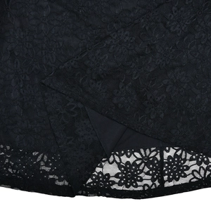 Gros plan sur la dentelle florale noire avec ourlet festonné et doublure lisse