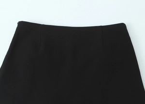 Detailansicht des Taillenbunds mit Abnähern an dieser schwarzen Slim-Fit-Hose