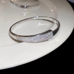 Détail du bracelet cœur ouvert argenté avec sertissage de zircons étincelants