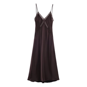Robe longue en satin violet foncé avec dentelle délicate et fines bretelles