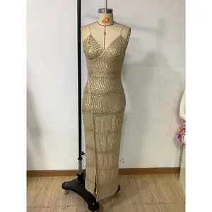 Dettaglio delle paillettes color champagne su un abito da sera elegante con spacco
