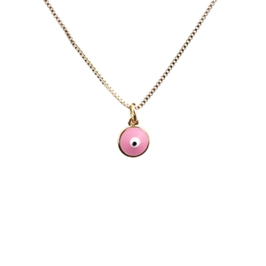 Collana dorata con ciondolo a cerchio malocchio rosa su sfondo bianco pulito