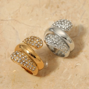 Spiralgewundene Edelstahlringe in Gold und Silber mit kompletter Diamant-Pavé-Einlage
