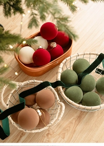 Détail de boules de Noël de 6 cm en velours floqué rouge et vert dans des paniers