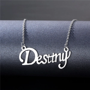 Collier en acier inoxydable argenté poli avec pendentif Destiny sur support mat