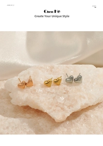 Vue macro de boucles d'oreilles cœur en acier inoxydable dorées, argentées et rose doré