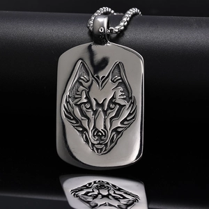 Pendentif en acier inoxydable poli avec gravure tête de loup Viking sur fond noir profond