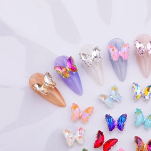 Detalle macro de adornos para uñas de mariposa de cristal 3D en varios colores