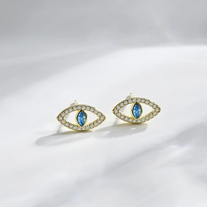 Vue détaillée des boucles d'oreilles Œil de Turquie en argent et zircons brillants