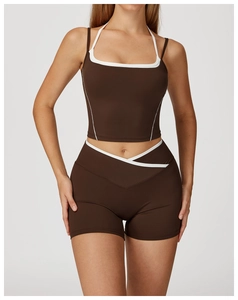 Detail eines High-Impact Yoga-Sport-BHs mit Cross-Waist-Shorts in Schokobraun und Weiß