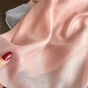 Primer plano de la textura de lana de seda rosa brillante con tejido delicado y luz