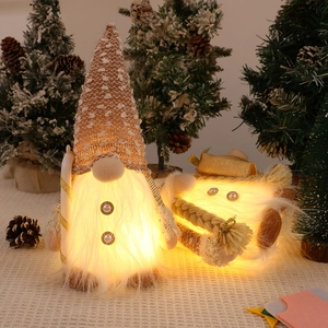 Détail de gnomes de Noël lumineux avec lumières LED et bonnets tricotés pour décor de fête