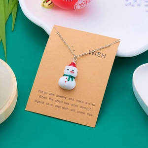 Nahaufnahme der Schneemann-Halskette mit Make a Wish Karte in Weihnachtsdeko