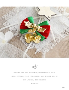 Gros plan d'un nœud de Noël rouge et vert avec clochettes dorées et feuilles de houx