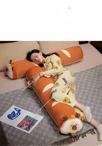 Détail du traversin capybara en peluche montrant les zones de câlin et de repose-jambes