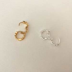 Detail of minimalist 925 sterling silver chain link hoop earrings in gold and silver