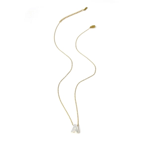 Collier doré minimaliste avec pendentif lettre A en nacre naturelle et chaîne fine
