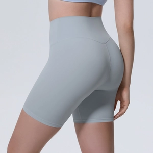 Gros plan du short de yoga sans couture gris clair taille haute avec effet push-up fessier