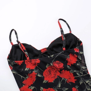 Dettaglio della stampa a rose rosse su tessuto nero con spalline sottili regolabili