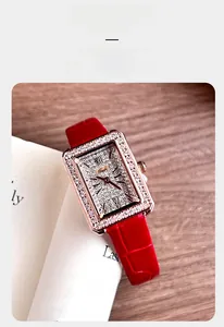 Dettaglio orologio donna Gedi lusso con quadrante strass e cinturino in pelle rossa