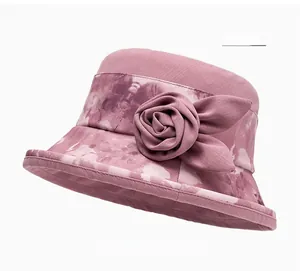 Dettaglio del cappello da sole in lino viola con elegante decorazione floreale in tessuto