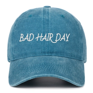 Détail de la broderie BAD HAIR DAY sur une casquette de baseball bleue délavée vintage