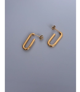 Dettaglio di orecchini geometrici a U placcati in oro 18k su una superficie levigata